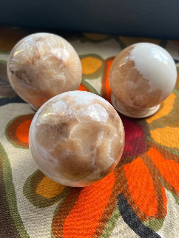 Scolecite in Stilbite Spheres